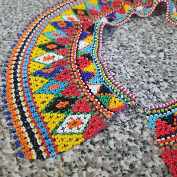 Large Rainbow Panamanian beaded collar necklace - Picture 7 of 8